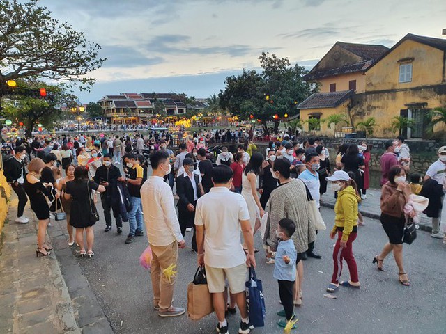 Hàng chục nghìn lượt khách tham quan phố cổ Hội An những ngày đầu năm  - Ảnh 2.