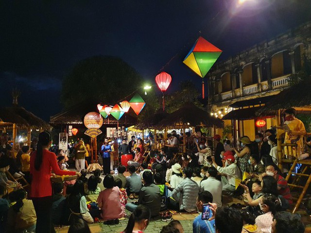 Hàng chục nghìn lượt khách tham quan phố cổ Hội An những ngày đầu năm  - Ảnh 4.