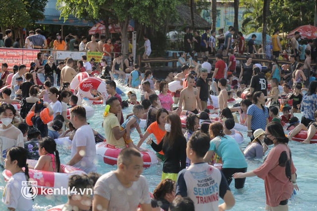 Ảnh: TP.HCM nắng nóng oi bức, công viên nước Đầm Sen đông nghẹt người đi “giải nhiệt” vào mùng 4 Tết - Ảnh 6.