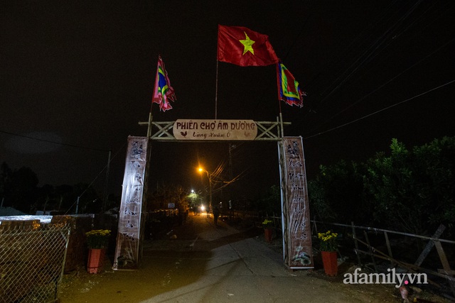 Trải nghiệm “chợ Âm – Dương” có 1 không 2 ở Bắc Ninh: Họp duy nhất 1 phiên vào đêm mùng 4 Tết, người mua không mặc cả, người bán không đếm tiền - Ảnh 1.