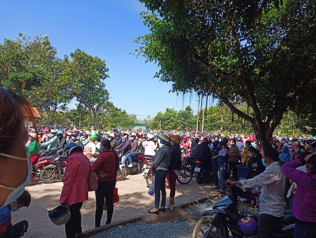  Núi Bà Đen đông kinh hoàng ngày đầu năm: Nhiều xe quay đầu vì đường kẹt cả cây số, có gia đình còn… cắm trại dưới chân núi - Ảnh 5.