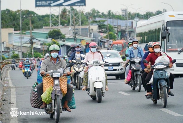  Người dân lũ lượt quay lại TP.HCM và Hà Nội sau kỳ nghỉ Tết, nhiều tuyến đường ùn tắc - Ảnh 2.