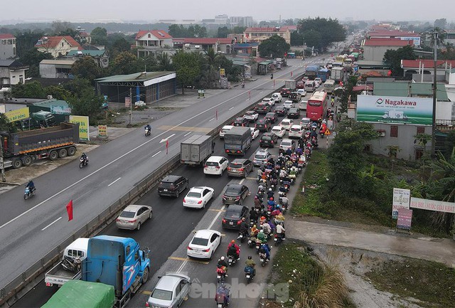  Người dân đội mưa rét trở về Hà Nội sau kỳ nghỉ Tết  - Ảnh 2.