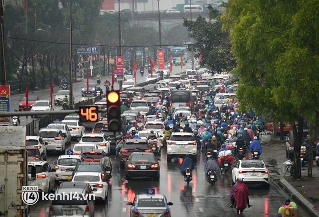  Người dân lũ lượt quay lại TP.HCM và Hà Nội sau kỳ nghỉ Tết, nhiều tuyến đường ùn tắc - Ảnh 16.