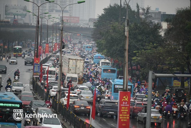  Người dân lũ lượt quay lại TP.HCM và Hà Nội sau kỳ nghỉ Tết, nhiều tuyến đường ùn tắc - Ảnh 18.