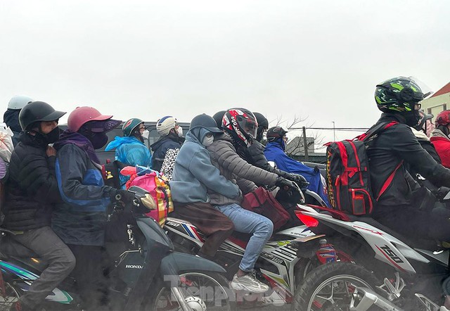  Người dân đội mưa rét trở về Hà Nội sau kỳ nghỉ Tết  - Ảnh 3.