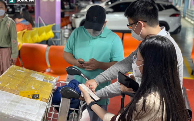 Taxi công nghệ, xe dịch vụ sân bay Tân Sơn Nhất tăng giá gấp đôi, khách 