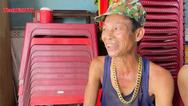 Vợ chồng chủ tiệm sửa xe đeo hàng trăm cây vàng ở Bạc Liêu - Ảnh 3. Vợ chồng chủ tiệm sửa xe đeo hàng trăm cây vàng ở Bạc Liêu - Ảnh 3.