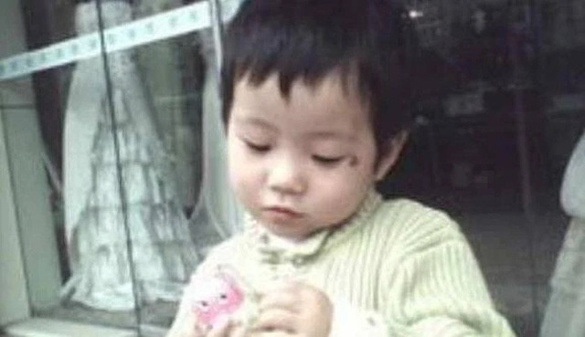 Kẻ xấu định bắt cóc ngay trong quán ăn, bé gái 5 tuổi nhanh trí hỏi 1 câu khiến chúng phải bỏ chạy - Ảnh 1.