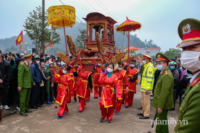 Hàng nghìn người nô nức về xem trâu hoá hổ trong Lễ hội Tịch điền Đọi Sơn - Ảnh 11.