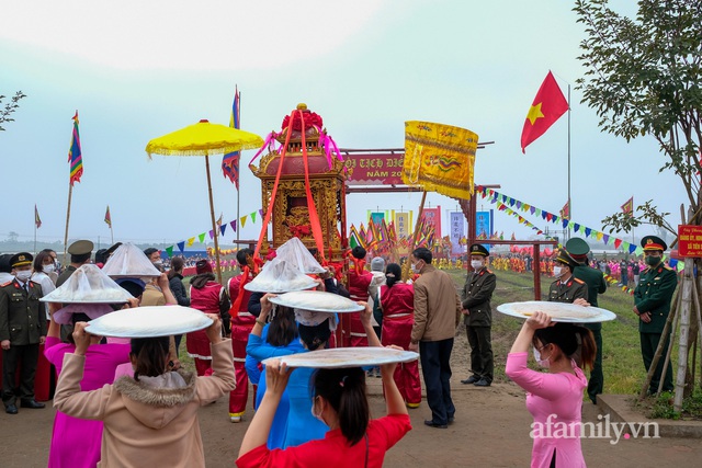 Hàng nghìn người nô nức về xem trâu hoá hổ trong Lễ hội Tịch điền Đọi Sơn - Ảnh 12.