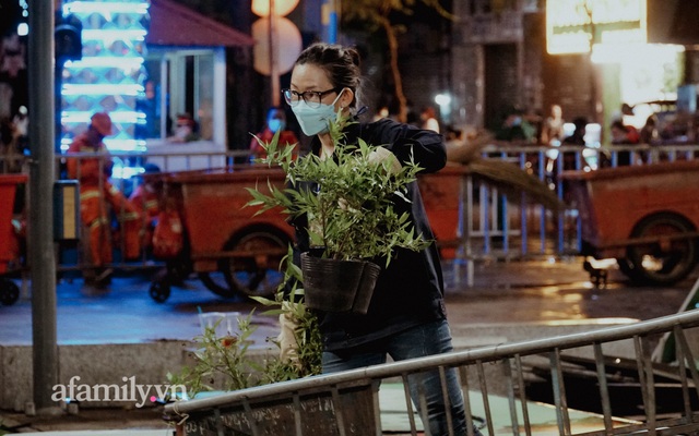 Gần 500 người xuyên đêm tháo dỡ ông Hổ khổng lồ, dọn dẹp phố đi bộ Nguyễn Huệ sẵn sàng cho ngày làm việc đầu tiên của năm mới - Ảnh 3.