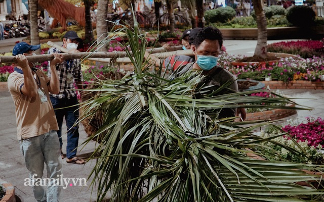 Gần 500 người xuyên đêm tháo dỡ ông Hổ khổng lồ, dọn dẹp phố đi bộ Nguyễn Huệ sẵn sàng cho ngày làm việc đầu tiên của năm mới - Ảnh 5.