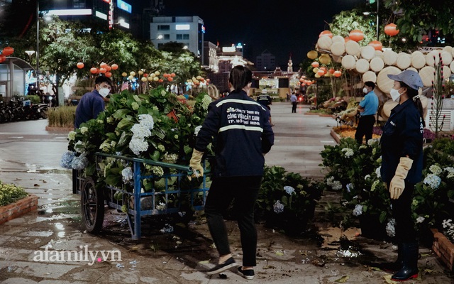 Gần 500 người xuyên đêm tháo dỡ ông Hổ khổng lồ, dọn dẹp phố đi bộ Nguyễn Huệ sẵn sàng cho ngày làm việc đầu tiên của năm mới - Ảnh 8.