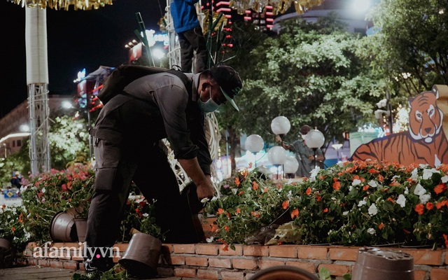 Gần 500 người xuyên đêm tháo dỡ ông Hổ khổng lồ, dọn dẹp phố đi bộ Nguyễn Huệ sẵn sàng cho ngày làm việc đầu tiên của năm mới - Ảnh 9.
