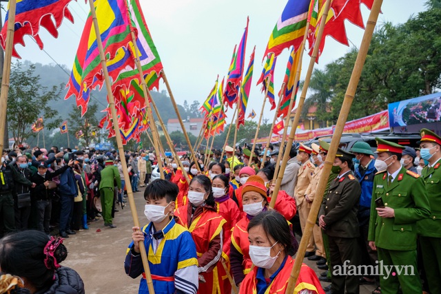 Hàng nghìn người nô nức về xem trâu hoá hổ trong Lễ hội Tịch điền Đọi Sơn - Ảnh 10.
