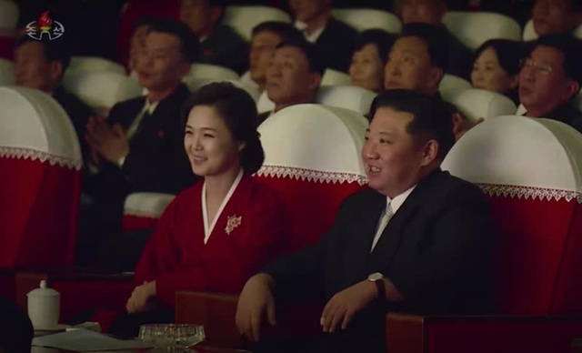 Phu nhân Triều Tiên tái xuất xinh đẹp, khán giả vỗ tay hò reo vang dội hội trường - Ảnh 3.
