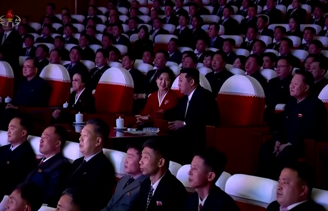 Phu nhân Triều Tiên tái xuất xinh đẹp, khán giả vỗ tay hò reo vang dội hội trường - Ảnh 4.