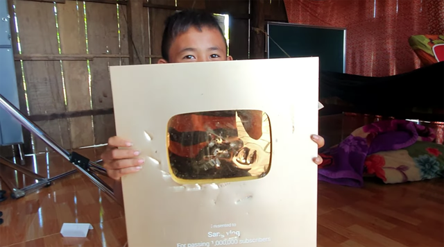 YouTuber nghèo nhất Việt Nam mới bị trộm đột nhập phá huỷ nút Vàng YouTube là ai? - Ảnh 2.