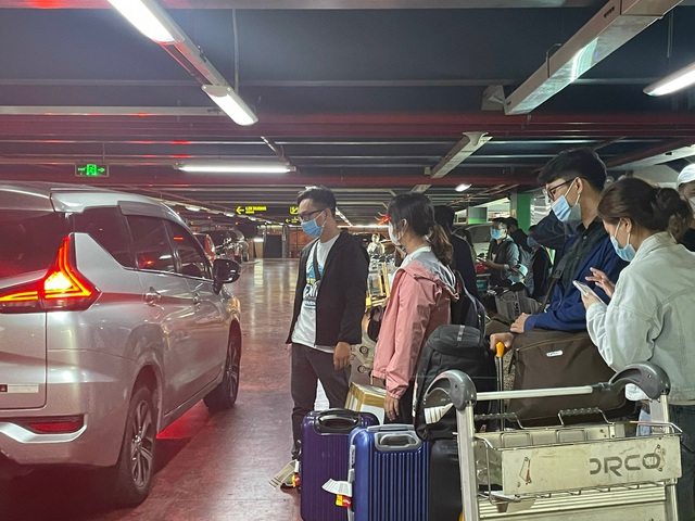 Vật vạ vì taxi ở sân bay Tân Sơn Nhất: Khách đông nên... trở tay không kịp! - Ảnh 1.