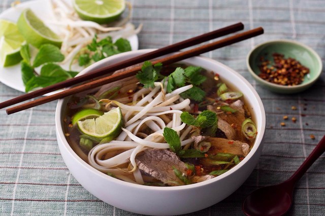 15 món ăn giúp Hà Nội được Tripadvisor bình chọn là địa điểm ẩm thực hàng đầu thế giới, khiến du khách quốc tế mê mẩn - Ảnh 1.