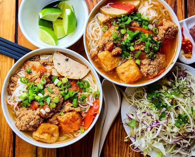 15 món ăn giúp Hà Nội được Tripadvisor bình chọn là địa điểm ẩm thực hàng đầu thế giới, khiến du khách quốc tế mê mẩn - Ảnh 2.