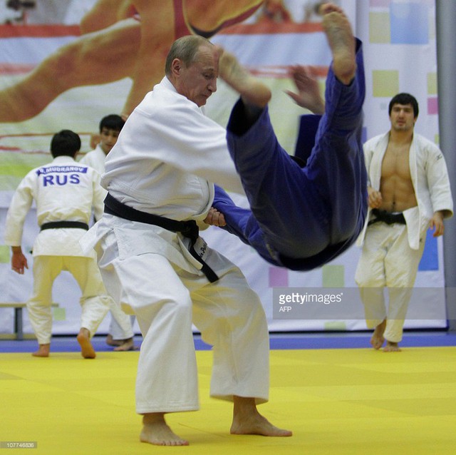 Tước luôn đai đen Taekwondo của Tổng thống Putin - Ảnh 1.