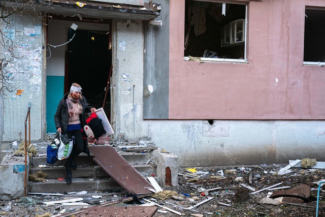  Sự thật bức ảnh biểu tượng người phụ nữ Ukraine thương nặng sau cuộc không kích của Nga - Ảnh 6.