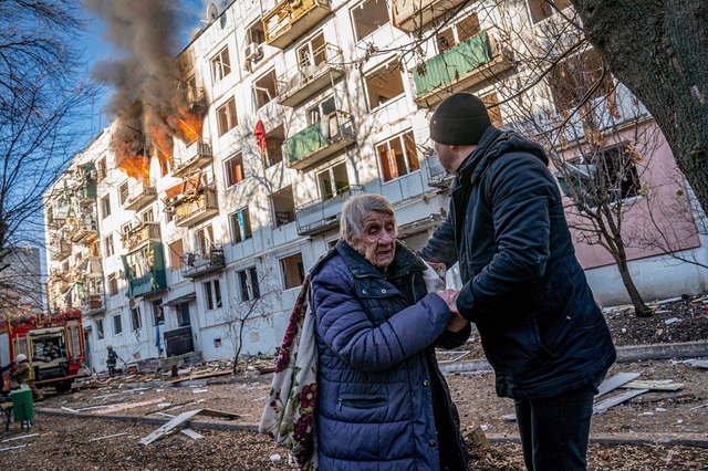  Sự thật bức ảnh biểu tượng người phụ nữ Ukraine thương nặng sau cuộc không kích của Nga - Ảnh 7.