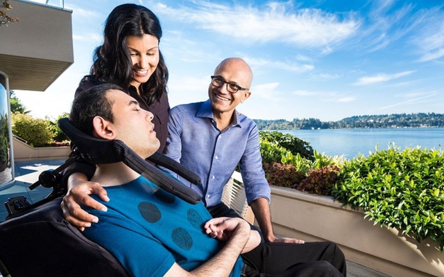 CEO Microsoft bên vợ và con trai