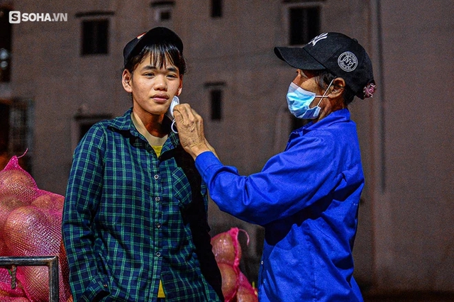  Cô bé cửu vạn ở chợ Long Biên và câu nói đầu tiên, dài nhất sau 16 năm: Mẹ ơi, ăn - Ảnh 6.