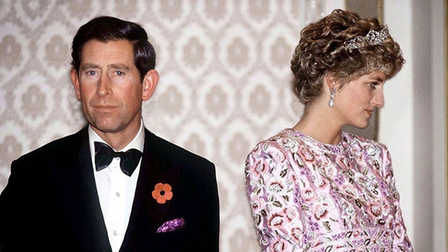 The moment Princess Diana was cruelly treated by Prince Charles in the crowd reveals the harsh reality - Photo 2.