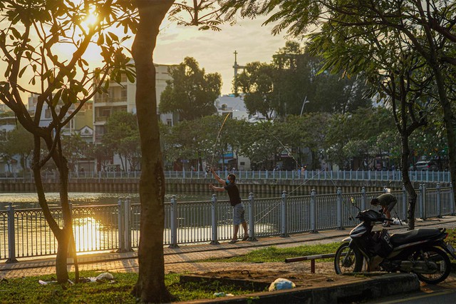 Hình ảnh tương phản đáng buồn của dòng kênh Nhiêu Lộc vừa được hồi sinh - Ảnh 11.
