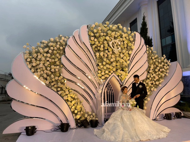 Lộ diện cô dâu trong đám cưới tiền tỷ ở Hà Nội, cỗ toàn tôm hùm size bự, chú rể là PGĐ công ty bất động sản top 3 Việt Nam - Ảnh 18.