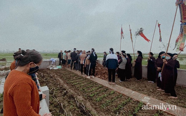 Đám tang bé gái bị nhân tình của mẹ bạo hành tử vong: Nhói lòng cảnh người đầu bạc tiễn kẻ đầu xanh - Ảnh 7.