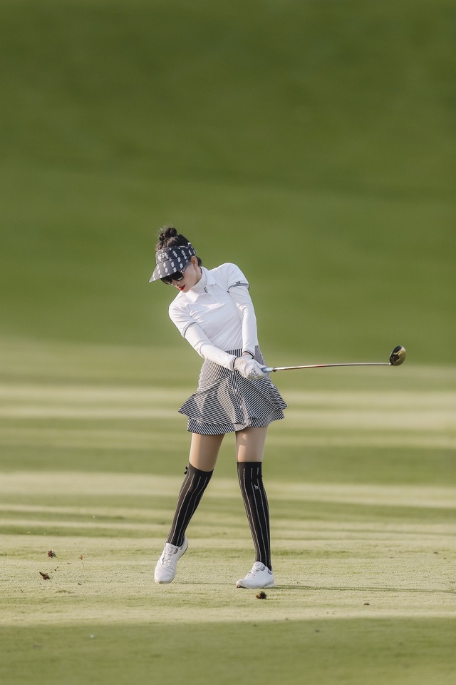 The two girls revealed that they have invested hundreds of millions of dollars after 3 months of playing golf, the most expensive is the clothes because every day they go to the course, it is an unrivaled set - Photo 1.