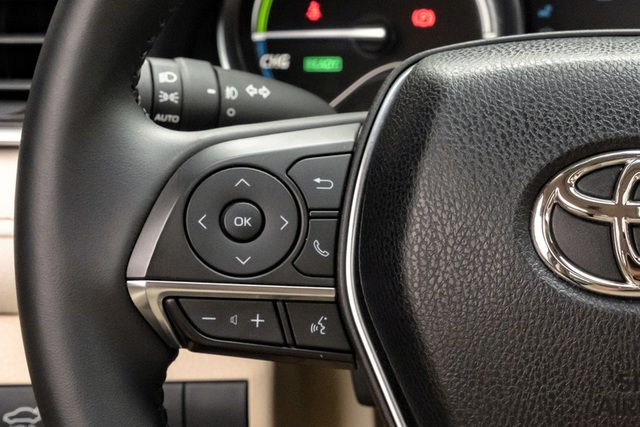 Thử tiết kiệm bát phở để lái Toyota Camry 2.5HEV 2022: Ông chủ lẫn tài xế đều khó chê - Ảnh 13.