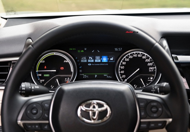 Thử tiết kiệm bát phở để lái Toyota Camry 2.5HEV 2022: Ông chủ lẫn tài xế đều khó chê - Ảnh 15.