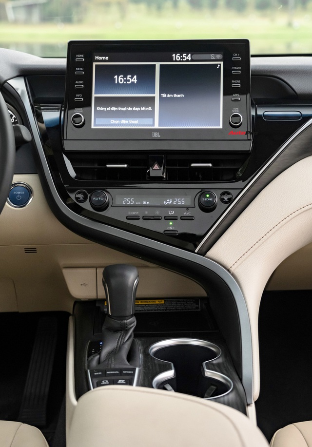 Thử tiết kiệm bát phở để lái Toyota Camry 2.5HEV 2022: Ông chủ lẫn tài xế đều khó chê - Ảnh 16.