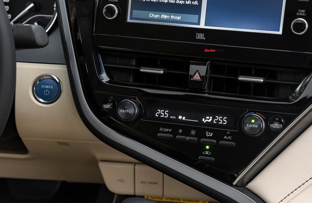 Thử tiết kiệm bát phở để lái Toyota Camry 2.5HEV 2022: Ông chủ lẫn tài xế đều khó chê - Ảnh 19.