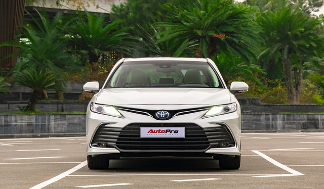 Thử tiết kiệm bát phở để lái Toyota Camry 2.5HEV 2022: Ông chủ lẫn tài xế đều khó chê - Ảnh 3.