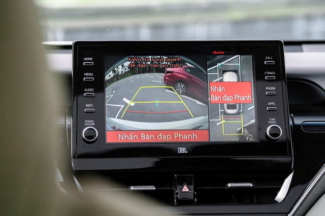 Thử tiết kiệm bát phở để lái Toyota Camry 2.5HEV 2022: Ông chủ lẫn tài xế đều khó chê - Ảnh 31.