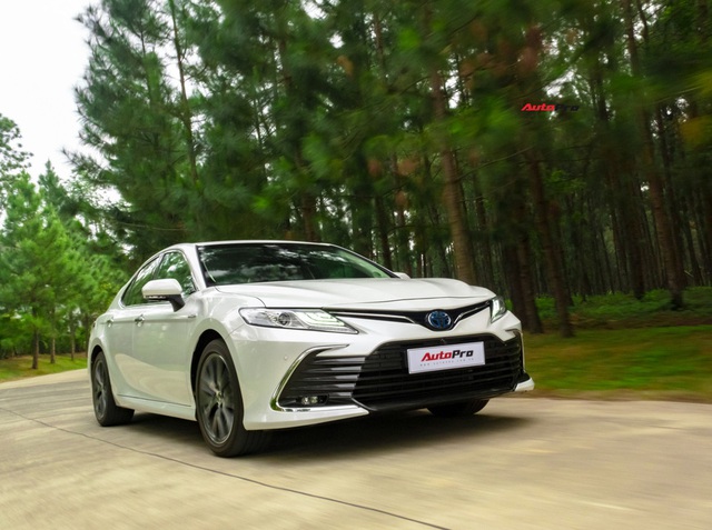 Thử tiết kiệm bát phở để lái Toyota Camry 2.5HEV 2022: Ông chủ lẫn tài xế đều khó chê - Ảnh 34.
