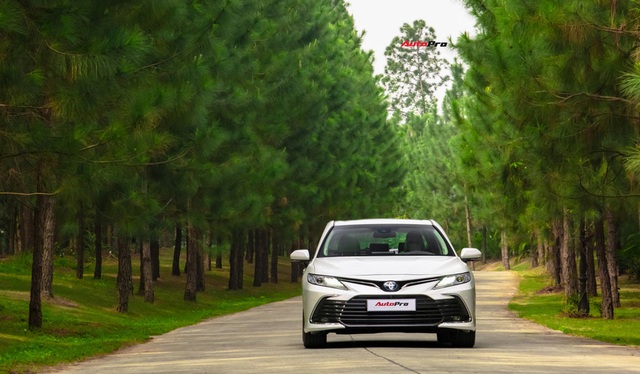 Thử tiết kiệm bát phở để lái Toyota Camry 2.5HEV 2022: Ông chủ lẫn tài xế đều khó chê - Ảnh 35.