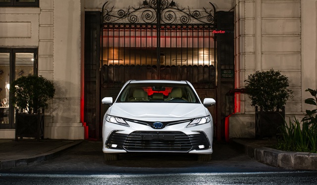 Thử tiết kiệm bát phở để lái Toyota Camry 2.5HEV 2022: Ông chủ lẫn tài xế đều khó chê - Ảnh 44.
