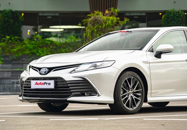 Thử tiết kiệm bát phở để lái Toyota Camry 2.5HEV 2022: Ông chủ lẫn tài xế đều khó chê - Ảnh 6.