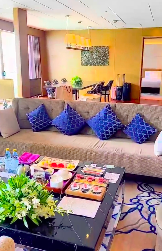 Xem đại gia Đoàn Di Băng review phòng khách sạn hạng Tổng thống mà chóng cả mặt: Người giàu tiêu tiền như này sao? - Ảnh 6. Xem đại gia Đoàn Di Băng review phòng khách sạn hạng Tổng thống mà chóng cả mặt: Người giàu tiêu tiền như này sao? - Ảnh 6.