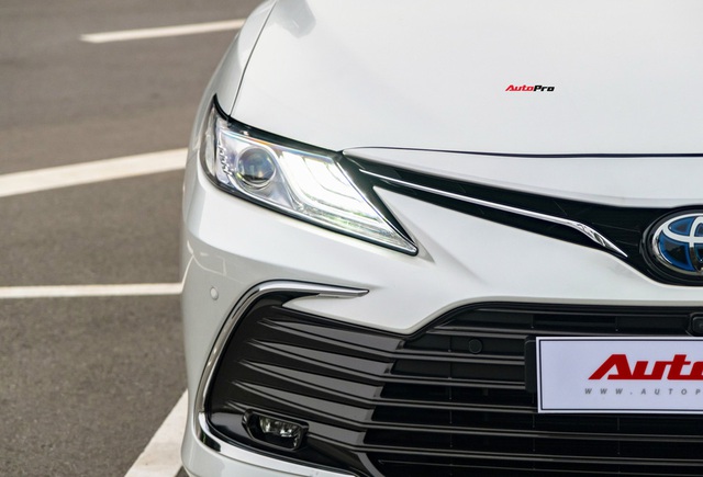 Thử tiết kiệm bát phở để lái Toyota Camry 2.5HEV 2022: Ông chủ lẫn tài xế đều khó chê - Ảnh 7.