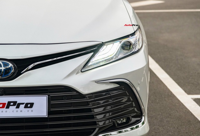 Thử tiết kiệm bát phở để lái Toyota Camry 2.5HEV 2022: Ông chủ lẫn tài xế đều khó chê - Ảnh 8.