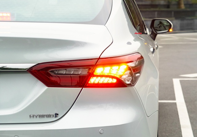 Thử tiết kiệm bát phở để lái Toyota Camry 2.5HEV 2022: Ông chủ lẫn tài xế đều khó chê - Ảnh 9.